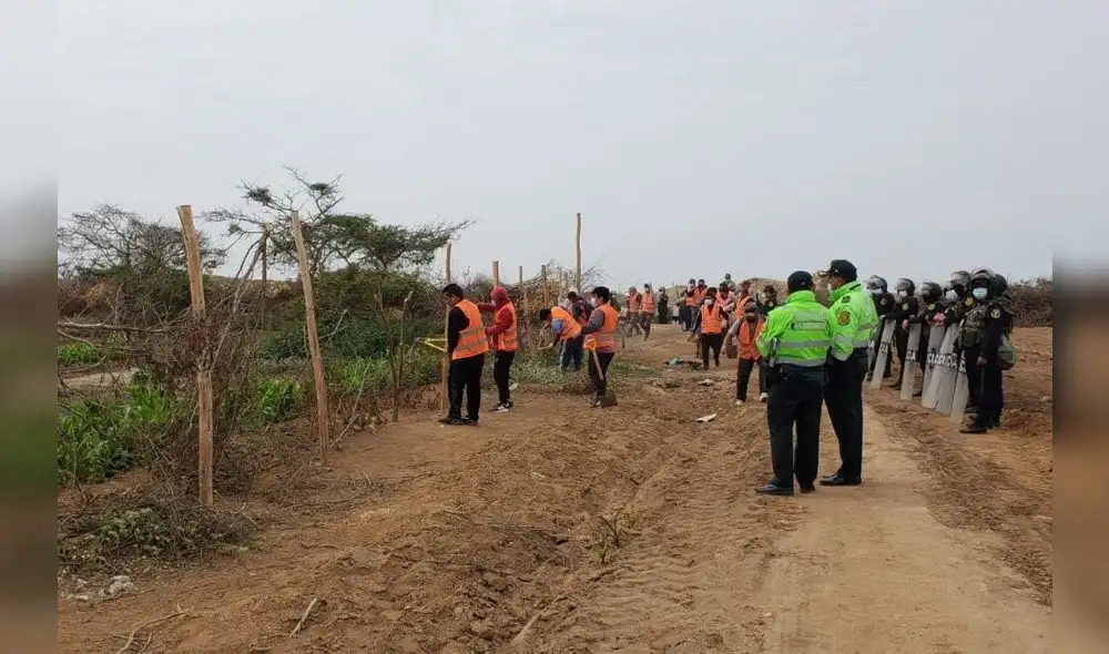 Retiraron cercos hechos con los palos y alambre de púas. Foto: Dirección de Cultura Retiraron cercos hechos con los palos y alambre de púas. Foto: Dirección de Cultura