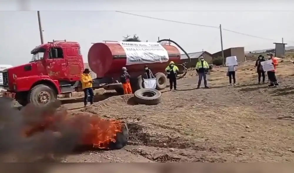 Manifestantes exigen intervención de autoridades para solucionar problemática. Foto: captura video Radio Onda Azul Manifestantes exigen intervención de autoridades para solucionar problemática. Foto: captura video Radio Onda Azul