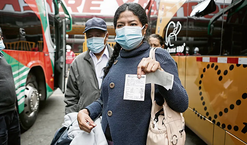 Prohibición en viajes interprovinciales. Desde el lunes pasado, los viajeros que no cuenten con las dos dosis de la vacuna no pueden subir a buses. Foto: Marco Cotrina / La República