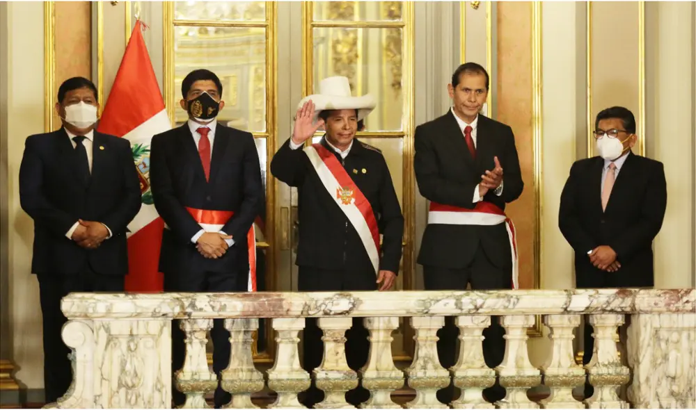 El jefe de Estado junto a Juan Carrasco y Jorge Luis Prado durante la ceremonia de juramentación. También están Walter Ayala y José Incio. Fotos: John Reyes/La República El jefe de Estado junto a Juan Carrasco y Jorge Luis Prado durante la ceremonia de juramentación. También están Walter Ayala y José Incio. Fotos: John Reyes/La República