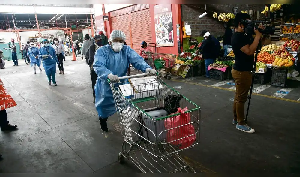 Cerrando brechas. Brigadas de salud recorrieron mercado del Avelino para inmunizar. Foto: Rodrigo Talavera/ La República