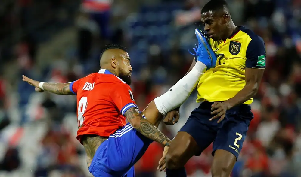 El volante chileno dejó a su equipo con uno menos antes de cumplirse un cuarto de hora de juego. Foto: EFE