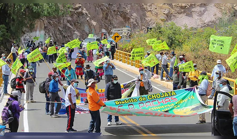 Pobladores continuarán con el bloqueo del puente hasta obtener resultados positivos en la mesa de diálogo. Foto: Municipalidad distrital de Chojata