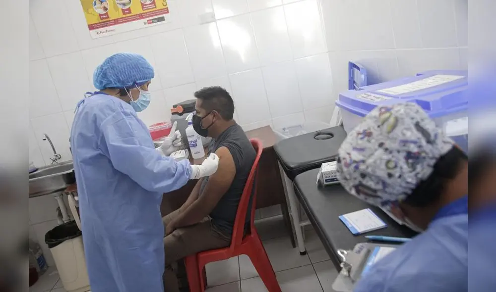 Se aplica primera dosis de Sinopharm a mayores de 18 años y Pfizer a menores entre 12 a 17. Foto: Rodrigo Talavera/La República Se aplica primera dosis de Sinopharm a mayores de 18 años y Pfizer a menores entre 12 a 17. Foto: Rodrigo Talavera/La República