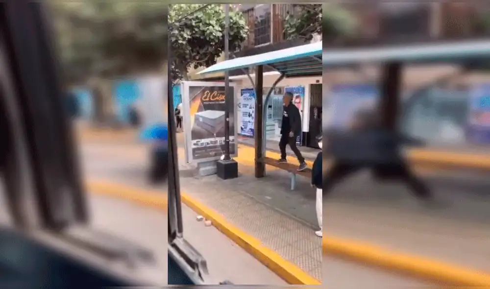 Sujeto estornudó en el interior del vehículo sin mascarilla. Foto: captura de Facebook Sujeto estornudó en el interior del vehículo sin mascarilla. Foto: captura de Facebook