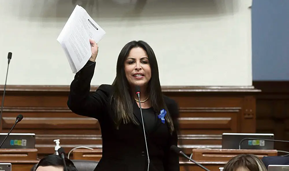Amenaza. La congresista de Avanza País Patricia Chirinos interrumpió la sesión del Pleno para anunciar que promueve una moción de vacancia presidencial. Amenaza. La congresista de Avanza País Patricia Chirinos interrumpió la sesión del Pleno para anunciar que promueve una moción de vacancia presidencial.