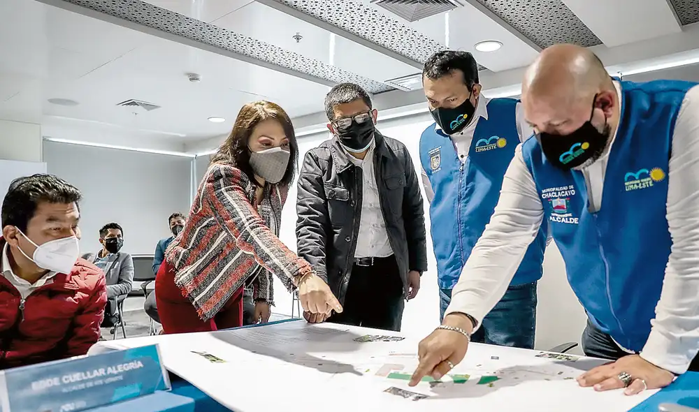 En el mapa. La jefa de la ATU, María Jara, se reunió con alcaldes de Lima este y les explicó cómo se hará la apertura de la vía. Foto: difusión