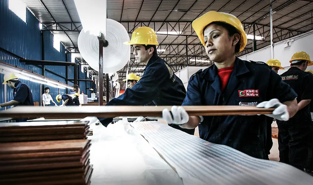 El bono está destinado a los trabajadores que se encuentren en planilla y que ganen hasta 2.000 soles. Foto: composición LR