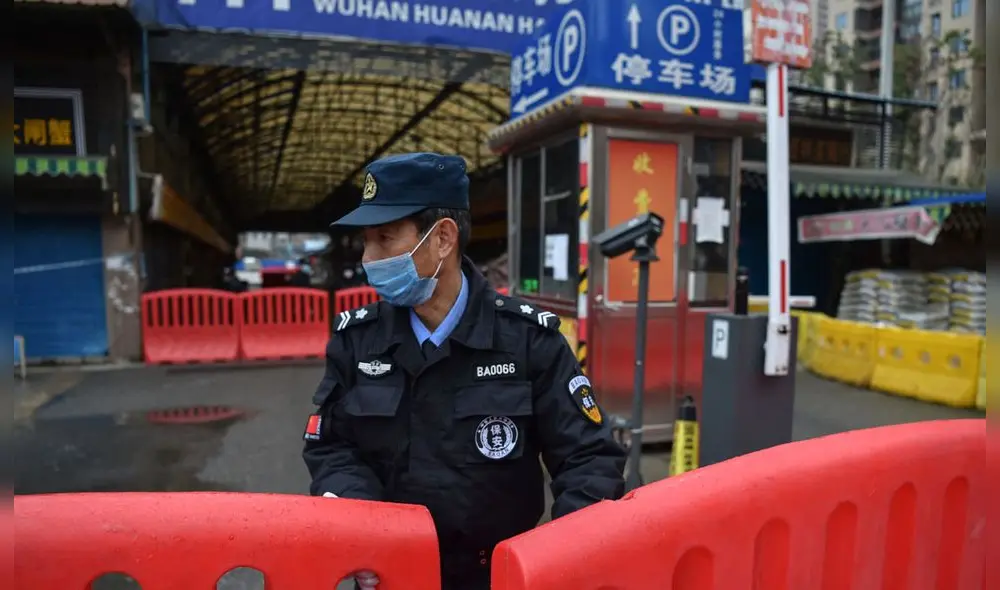 Un oficial de policía monta guardia fuera del mercado mayorista de mariscos de Huanan, donde se detectó el coronavirus en Wuhan el 24 de enero de 2020. Foto: AFP Un oficial de policía monta guardia fuera del mercado mayorista de mariscos de Huanan, donde se detectó el coronavirus en Wuhan el 24 de enero de 2020. Foto: AFP