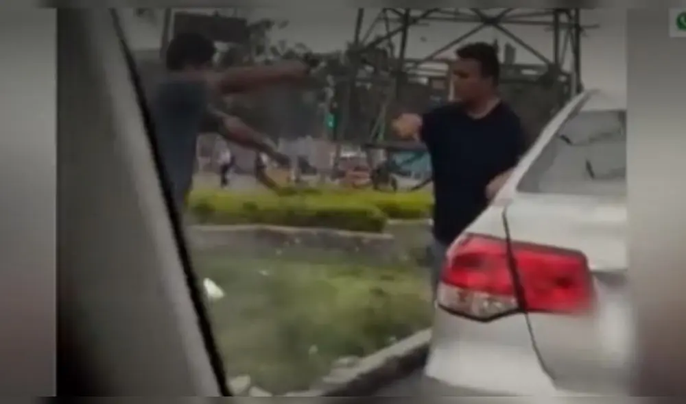 El hecho ocurrió en el cruce de Naranjal con Palmeras, distrito de Los Olivos. Foto: captura América Noticias.