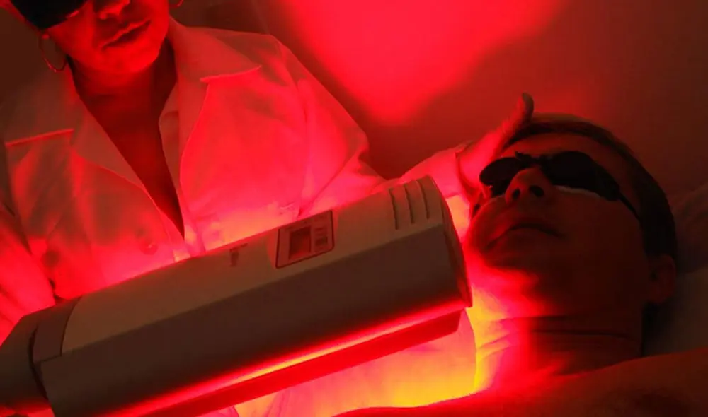 La terapia fotodinámica usa moléculas que se activan con luz para destruir las células cancerosas. Foto: Oxford Dermatology La terapia fotodinámica usa moléculas que se activan con luz para destruir las células cancerosas. Foto: Oxford Dermatology