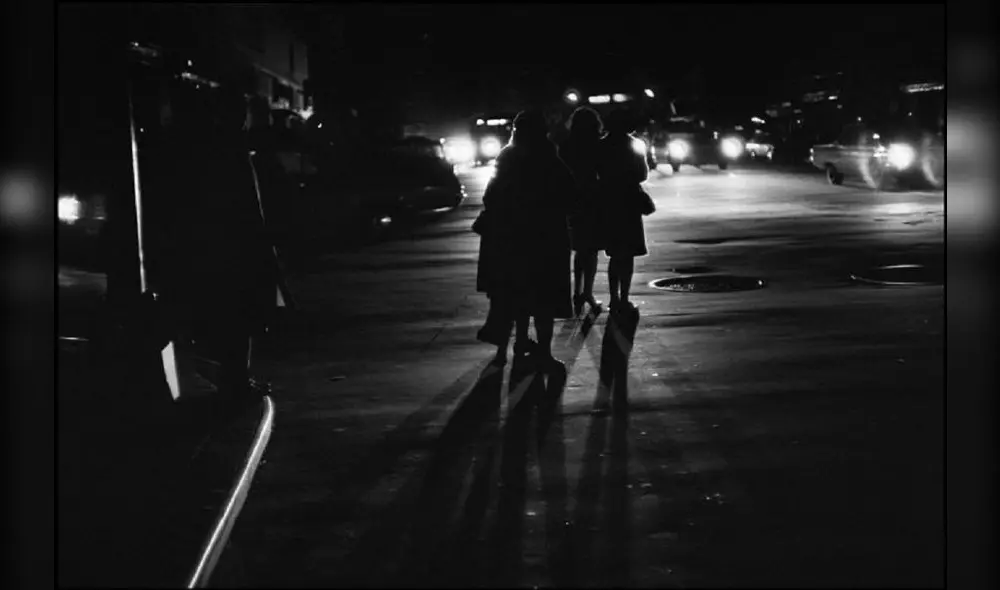 En el gran apagón de Nueva York, la única luz fue la de los autos. Foto: Magnum Photos