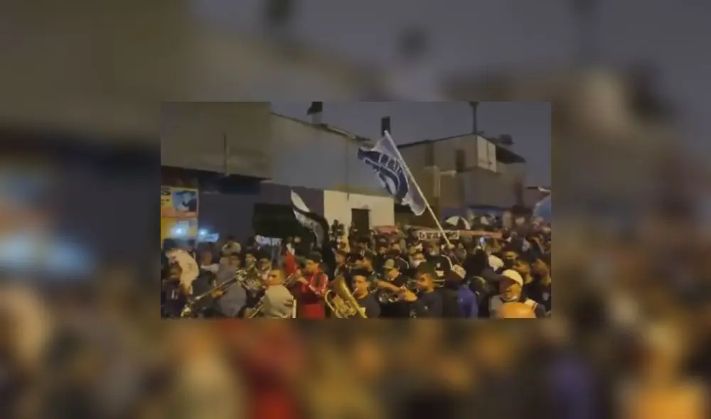 Alianza Lima vs. Sporting Cristal: hinchas blanquiazules calientan la previa de la final. Foto: Captura ESPN