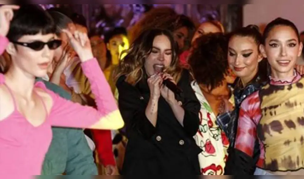 Durante el desfile, Belinda llevó puesto un pantalón negro y un blazer del mismo color con botones dorados. Foto: JDS