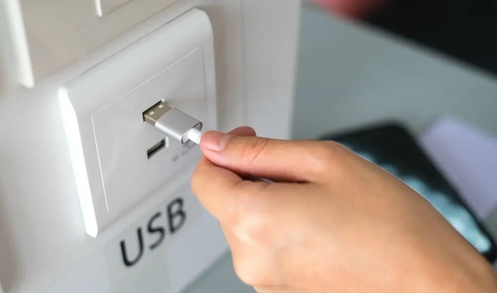 Estos puertos USB podrían haber sido alterados por cibercriminales. Foto: Xataka