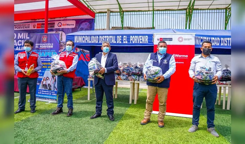 Autoridades entregaron bolsas de víveres a familias vulnerables. Foto: MDEP Autoridades entregaron bolsas de víveres a familias vulnerables. Foto: MDEP