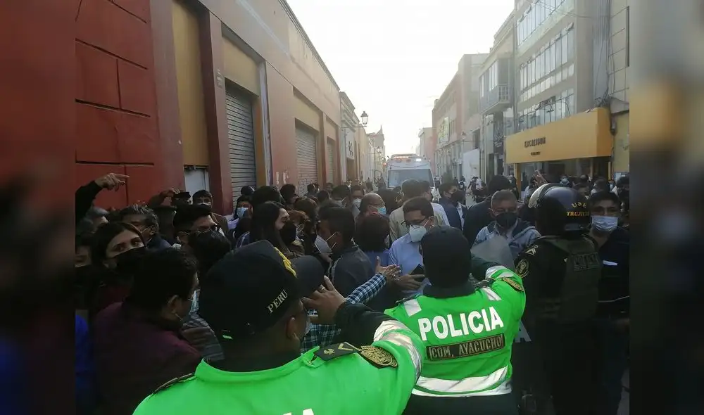 Dos facciones apristas se enfrentaron y ahondaron más la crisis del PAP. Foto: Facebook Dos facciones apristas se enfrentaron y ahondaron más la crisis del PAP. Foto: Facebook