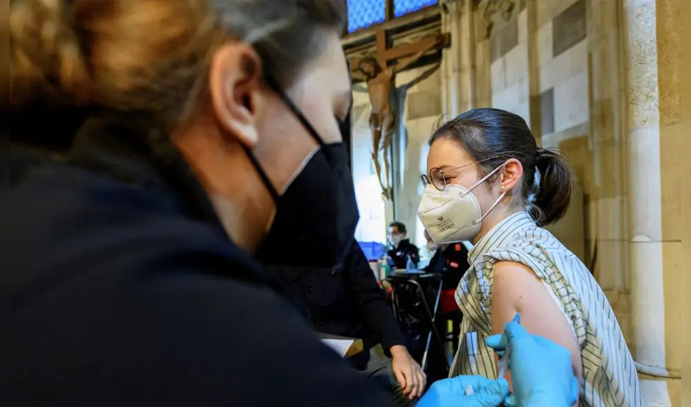 El rechazo a la vacunación es uno de los factores que ha influido en el aumento de contagios de COVID-19 en Europa. Foto: EFE El rechazo a la vacunación es uno de los factores que ha influido en el aumento de contagios de COVID-19 en Europa. Foto: EFE