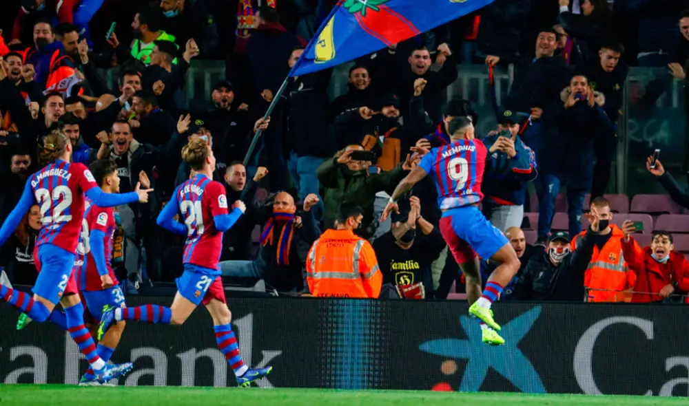 Memphis Depay anotó el primer gol en la era Xavi. Foto: EFE/Toni Albir