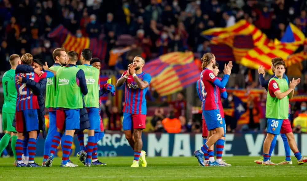 Al finalizar el partido del FC Barcelona vs. Espanyol, la hinchada culé gritó el nombre de Xavi. Foto: EFE/Toni Albir