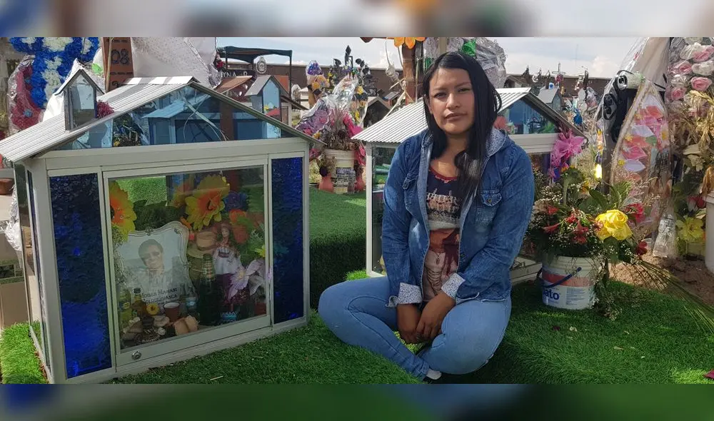 En la tumba del padre. Haydee ha perdonado los desplantes de su padre, por eso se da tiempo para llevarle flores. En la tumba del padre. Haydee ha perdonado los desplantes de su padre, por eso se da tiempo para llevarle flores.