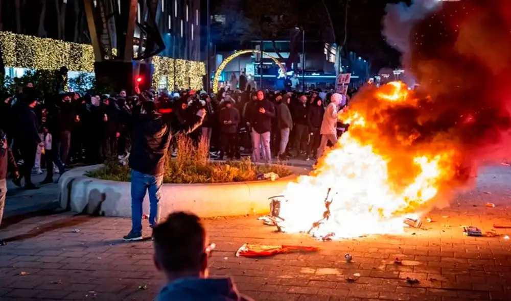 Manifestantes prendieron fuego a neumáticos en la principal zona comercial de Rotterdam. Foto: EPA