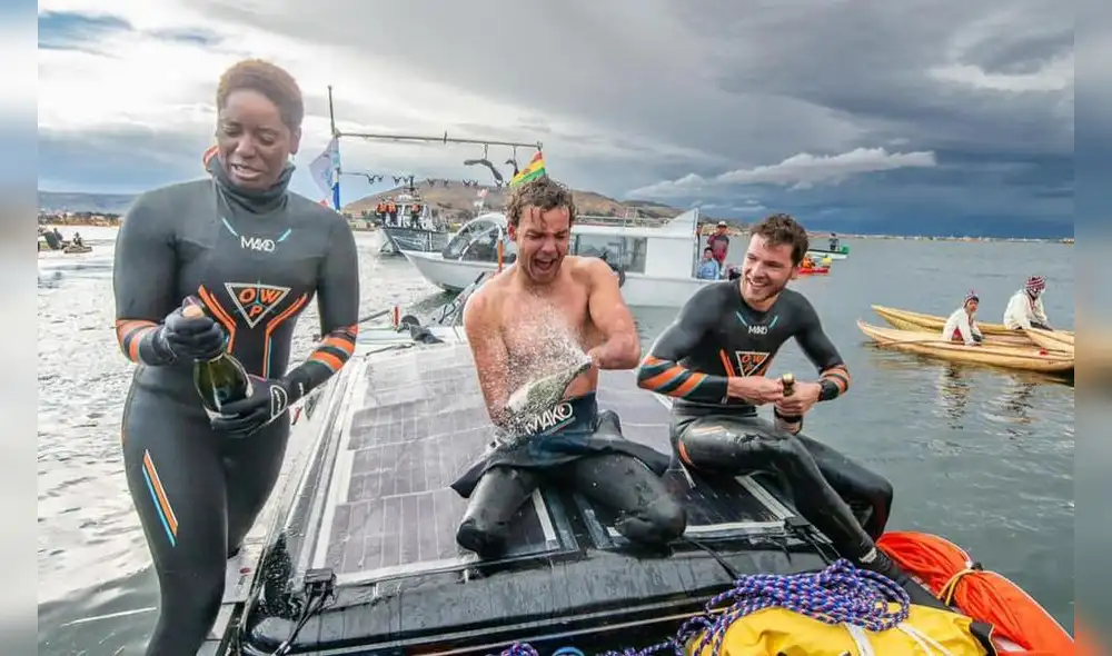 Malia Metella, Théo Curin (al centro) y Matthieu Witvoet celebra su hazaña en el lago Titicaca, en Puno. Foto: Théo Curin Malia Metella, Théo Curin (al centro) y Matthieu Witvoet celebra su hazaña en el lago Titicaca, en Puno. Foto: Théo Curin