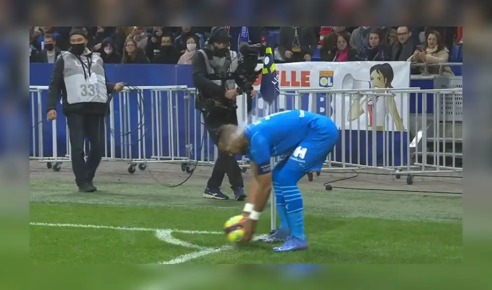 Dimitri Payet recibe un botellazo en la cabeza durante partido Marsella vs. Lyon. Foto: captura/ESPN