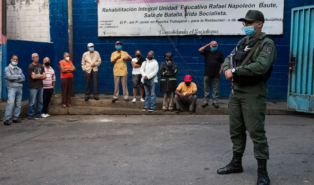 Ciudadanos venezolanos hacen una fila para ingresar a un centro de votación. Foto: AFP/referencial Ciudadanos venezolanos hacen una fila para ingresar a un centro de votación. Foto: AFP/referencial