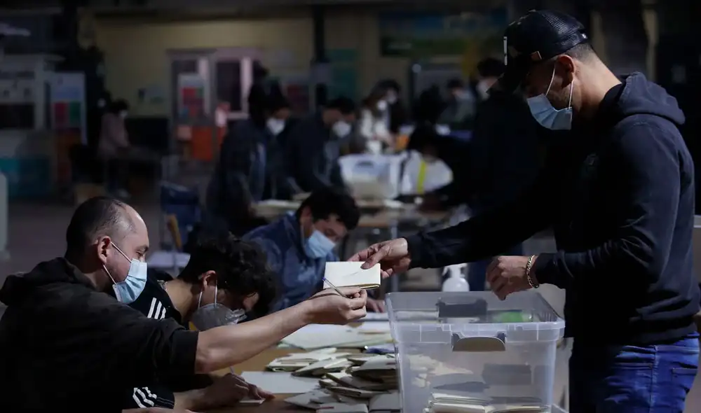 Son siete los candidatos, entre ellos dos favoritos: el diputado izquierdista y exlíder estudiantil Gabriel Boric (35 años) y el ultraderechista José Antonio Kast (55). Foto: EFE