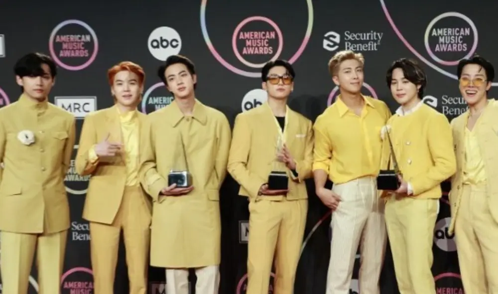 BTS posó junto a sus tres premios obtenidos en los American Music Awards 2021. Foto: AFP
