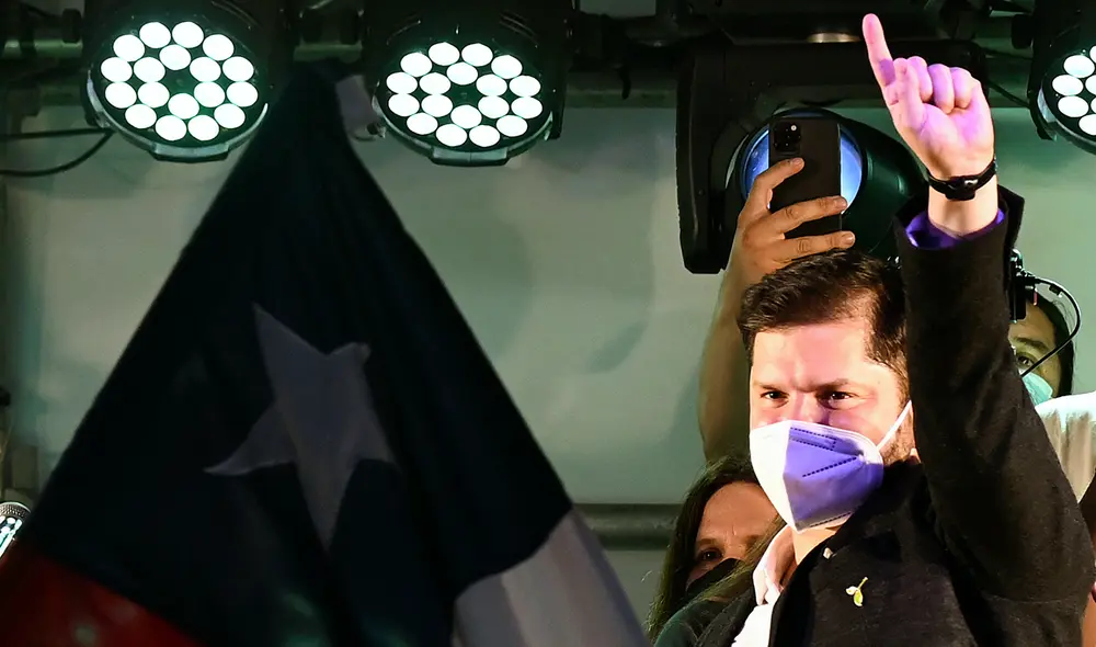 Gabriel Boric saluda a sus simpatizantes en Providencia tras los primeros resultados de las elecciones generales. Foto: AFP Gabriel Boric saluda a sus simpatizantes en Providencia tras los primeros resultados de las elecciones generales. Foto: AFP