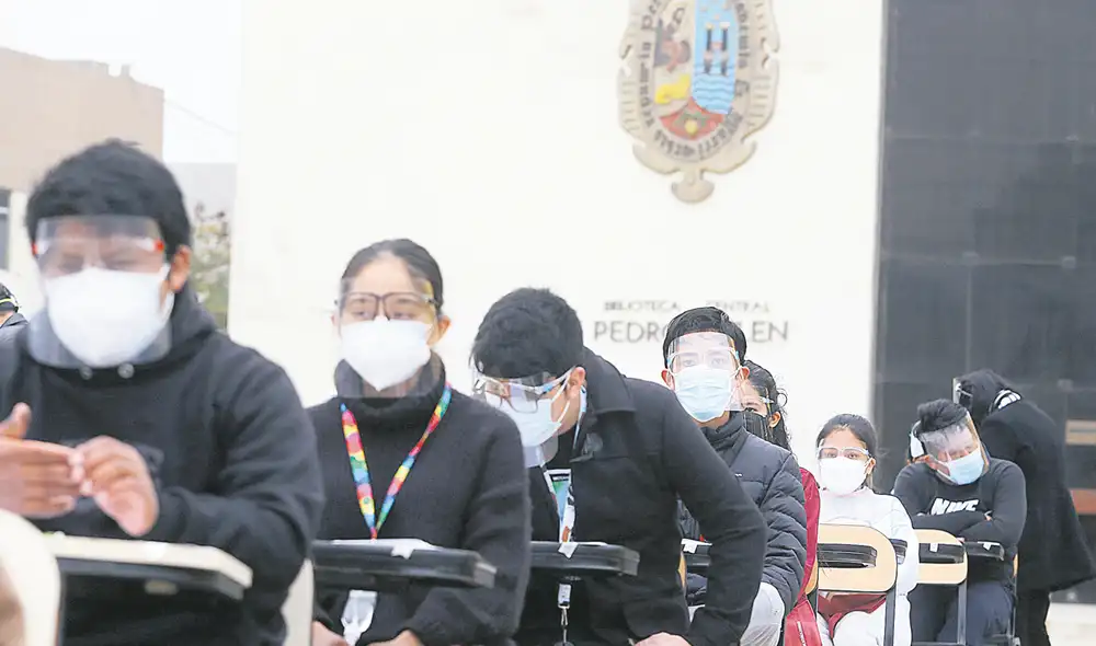 Plazo se va acortando. Las universidades públicas necesitan más presupuesto para acondicionar los laboratorios. Alumnos esperan retornar con seguridad. Foto: Félix Contreras / La República Plazo se va acortando. Las universidades públicas necesitan más presupuesto para acondicionar los laboratorios. Alumnos esperan retornar con seguridad. Foto: Félix Contreras / La República