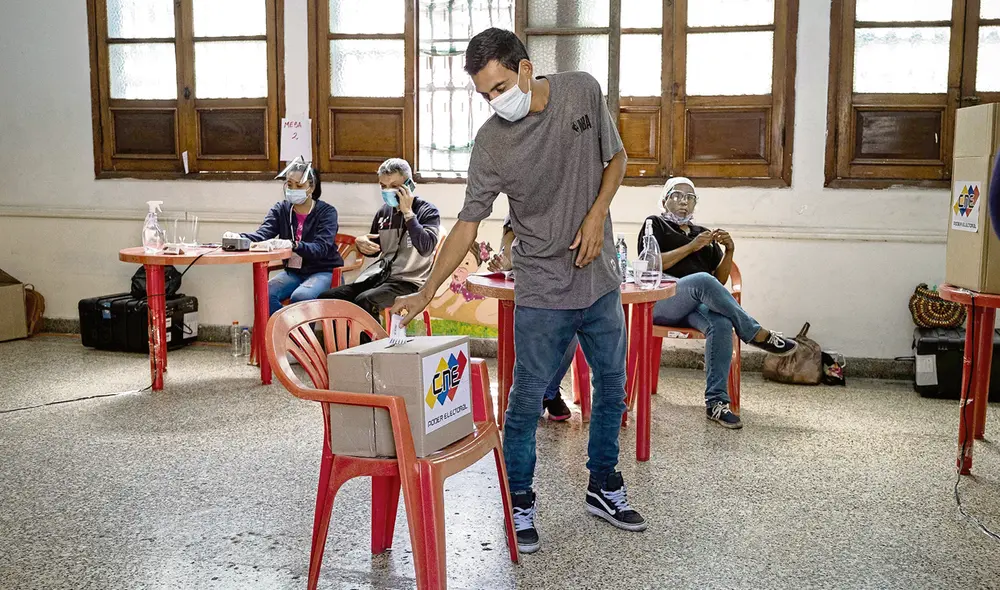 Sufragios. En una jornada en la que votó Henrique Capriles, miles de personas ejercieron su derecho al voto. Foto: EFE Sufragios. En una jornada en la que votó Henrique Capriles, miles de personas ejercieron su derecho al voto. Foto: EFE