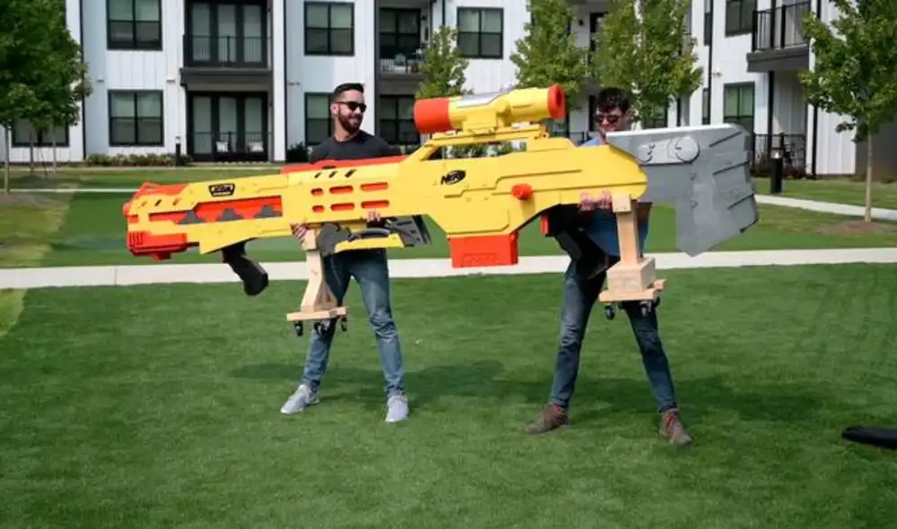 Ingeniero construye la pistola Nerf más grande del mundo y obtiene récord Guinness. Foto: captura de YouTube.