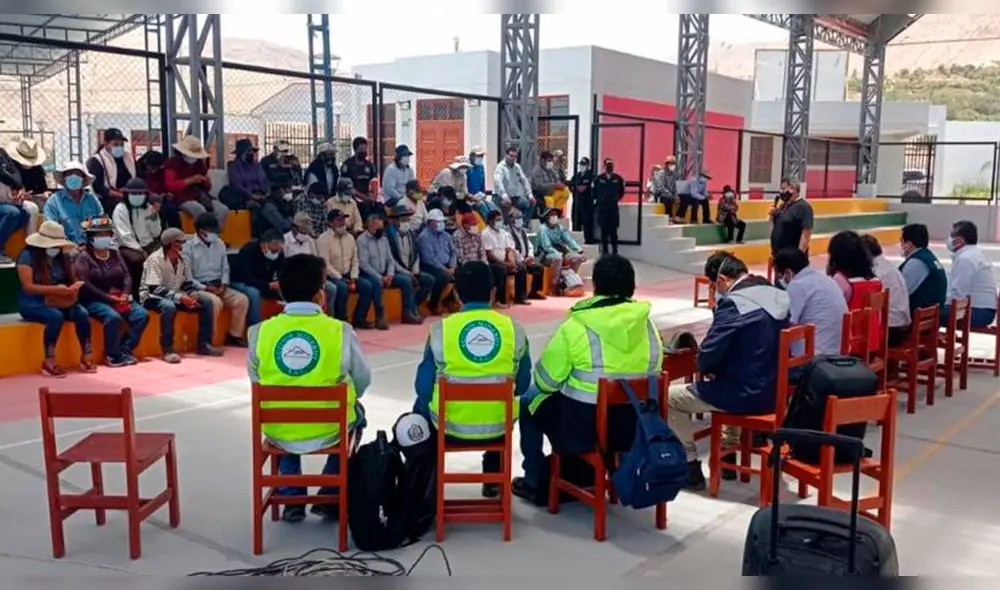 En reunión de más de cuatro horas, población y comisión del Poder Ejecutivo, acordaron levantar huelga indefinida en Moquegua. Foto: Consejo de Ministros En reunión de más de cuatro horas, población y comisión del Poder Ejecutivo, acordaron levantar huelga indefinida en Moquegua. Foto: Consejo de Ministros