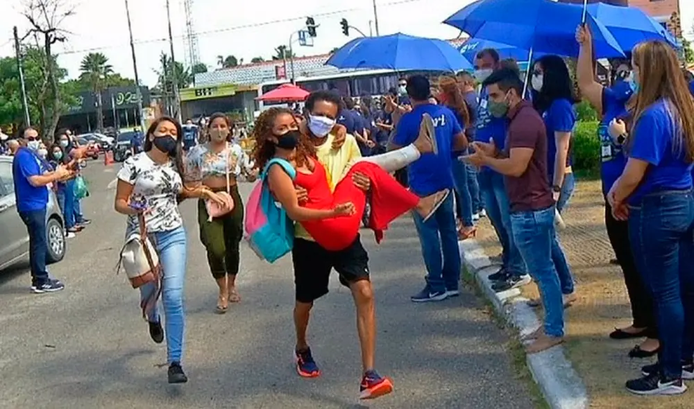Al notar que la joven no llegaría a dar el examen, el maestro la tomó en sus brazos y comenzó a correr hacia la puerta de ingreso. Foto: captura de YouTube/TV Mares