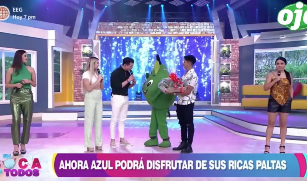 Azul Granton fue sorprendinda por la 'Palta emocionada', quien le regaló una canasta llenada paltas para que olvide el episodio que vivió. Foto: captura de En boca de todos