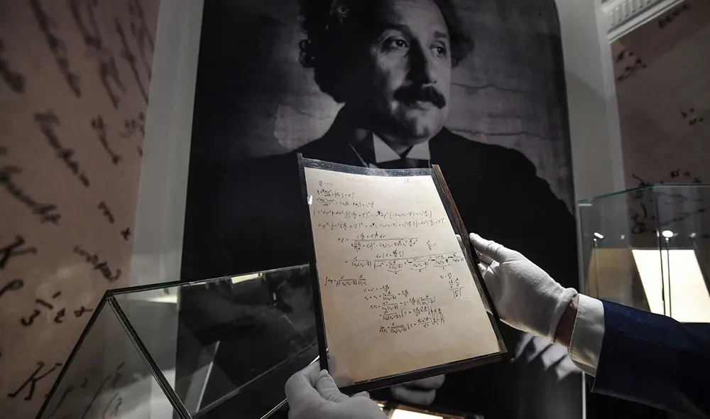 Las páginas de este manuscrito son consideradas "los cimientos" de la relatividad general de Einstein. Foto: AFP