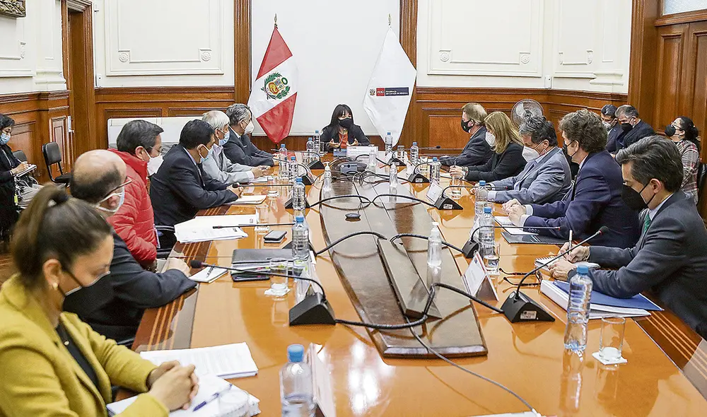 En el primer día hábil luego del anuncio de la premier, sobre el cierre de minas, se convocó a las empresas que accedieron al diálogo. Mirtha Vásquez estuvo acompañada de sus ministros de Estado. Foto: PCM