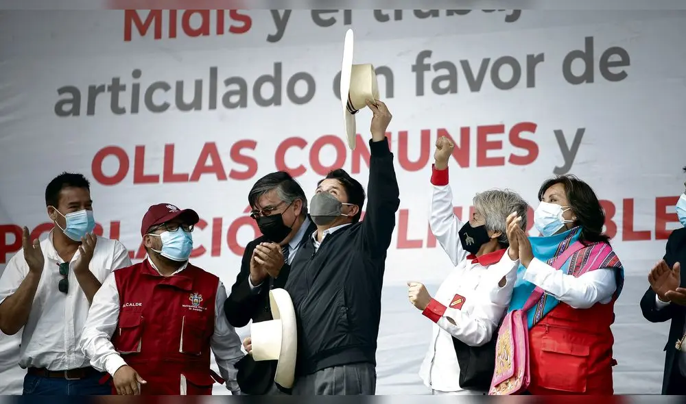 En Arequipa. Castillo participó en ceremonia en el cono norte. Antes se reunió con el alcalde de Arequipa y congresistas. Foto: Rodrigo Talavera/ La República En Arequipa. Castillo participó en ceremonia en el cono norte. Antes se reunió con el alcalde de Arequipa y congresistas. Foto: Rodrigo Talavera/ La República