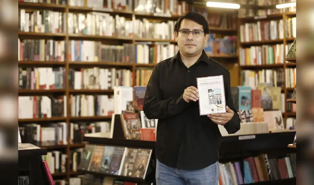 Eric V. Álvarez muestra la portada de su primera novela, "Habitar el desasosiego", en la librería El Virrey, den centro de Lima. Foto: La República. Eric V. Álvarez muestra la portada de su primera novela, "Habitar el desasosiego", en la librería El Virrey, den centro de Lima. Foto: La República.