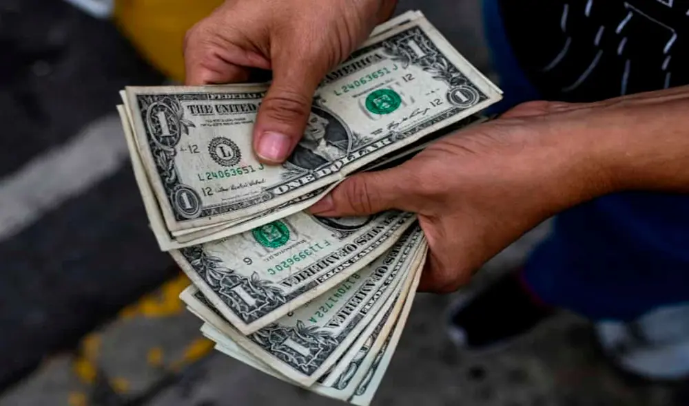 El precio del dólar BCV es la tasa oficial autorizada por el régimen de Nicolás Maduro para contrarrestar el mercado paralelo. Foto: AFP El precio del dólar BCV es la tasa oficial autorizada por el régimen de Nicolás Maduro para contrarrestar el mercado paralelo. Foto: AFP