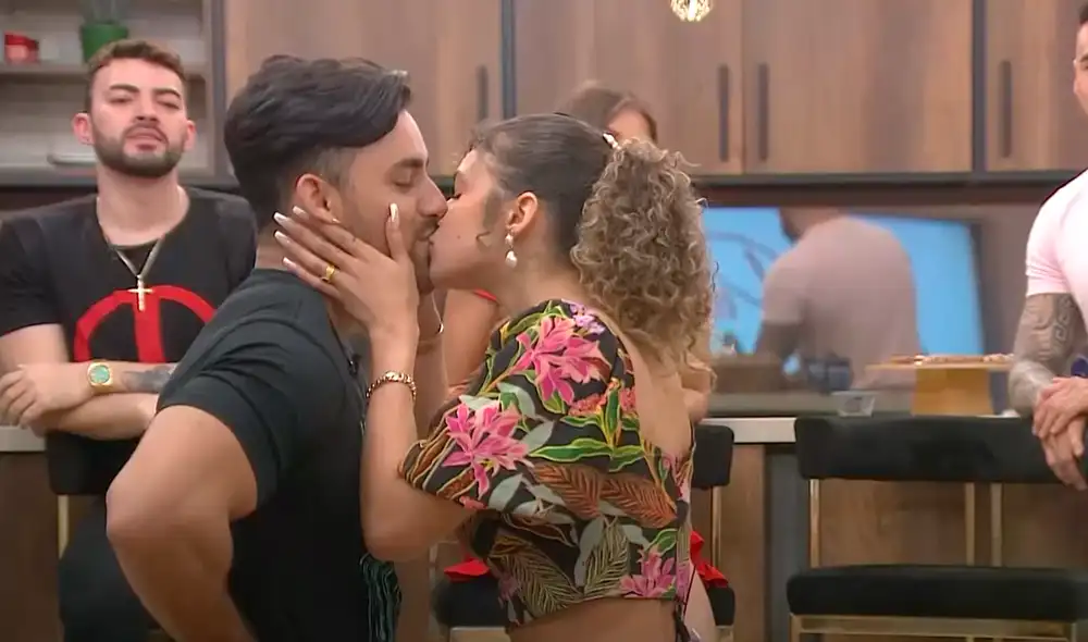 Austin Palao dio su primer beso en El poder del amor a Yillian Atkinson. Foto: captura de YouTube El poder del amor