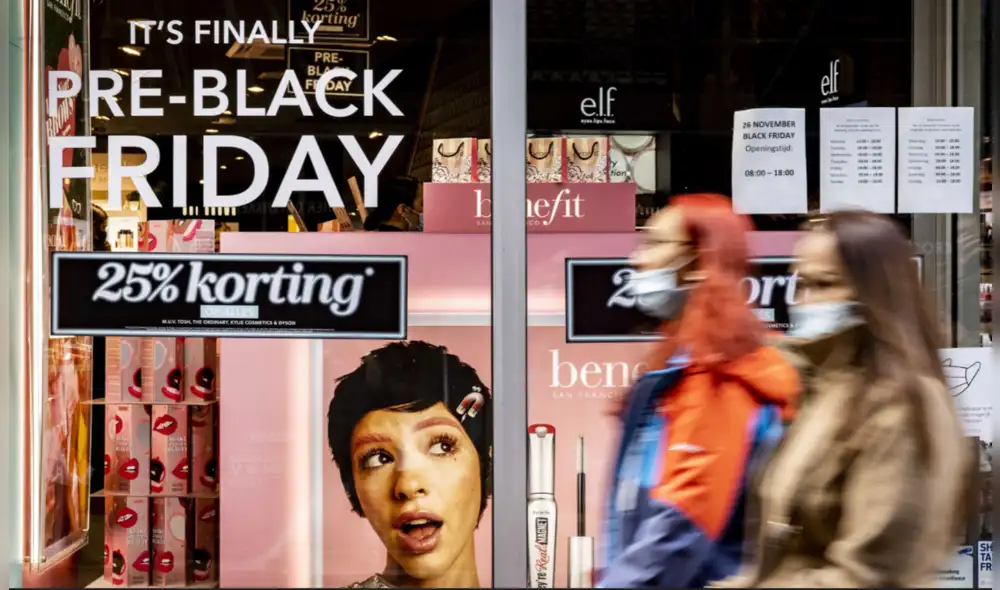 Descubre qué compras no son tan provechosas en el popular Black Friday o Viernes Negro de este 2021 que inicia el viernes 26 de noviembre. Foto: EFE Descubre qué compras no son tan provechosas en el popular Black Friday o Viernes Negro de este 2021 que inicia el viernes 26 de noviembre. Foto: EFE