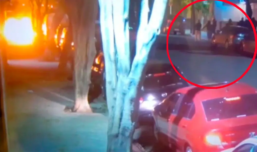 Hasta el lugar llegó una dotación de Bomberos, que no intervinieron porque el fuego provocado por los delincuentes ya había sido sofocado. Foto: Captura / diario Clarín Hasta el lugar llegó una dotación de Bomberos, que no intervinieron porque el fuego provocado por los delincuentes ya había sido sofocado. Foto: Captura / diario Clarín