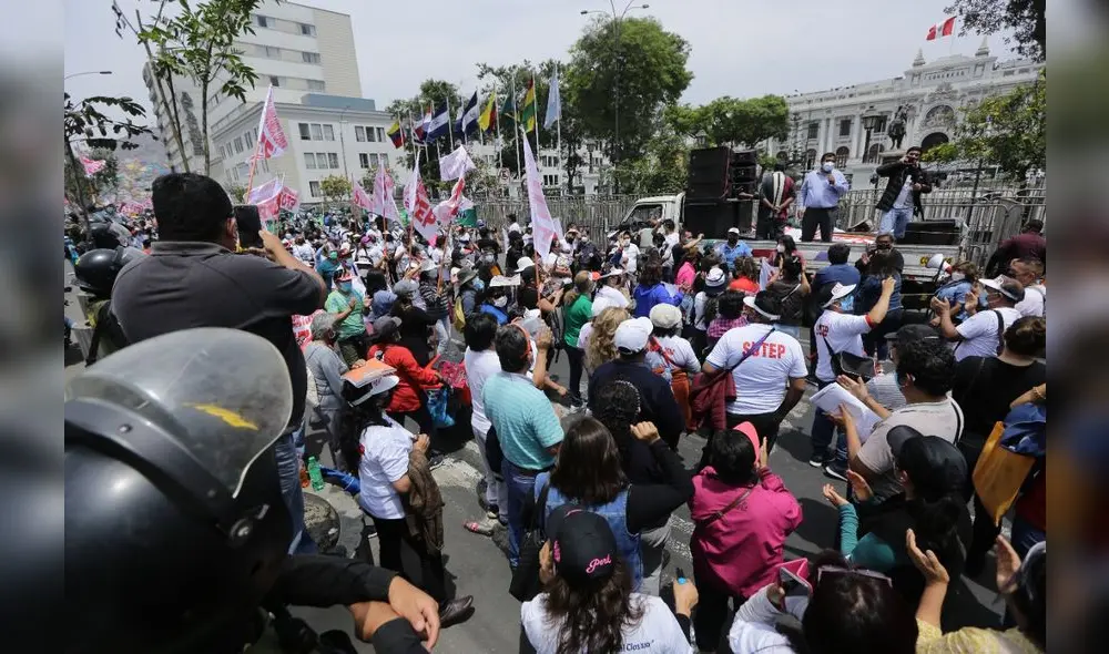Los docentes llegaron hasta los exteriores del Congreso de la República. Foto: John Reyes - LR