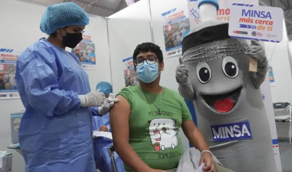 Más del 60% de la población objetivo tiene las dos dosis contra la COVID-19. Foto: Minsa