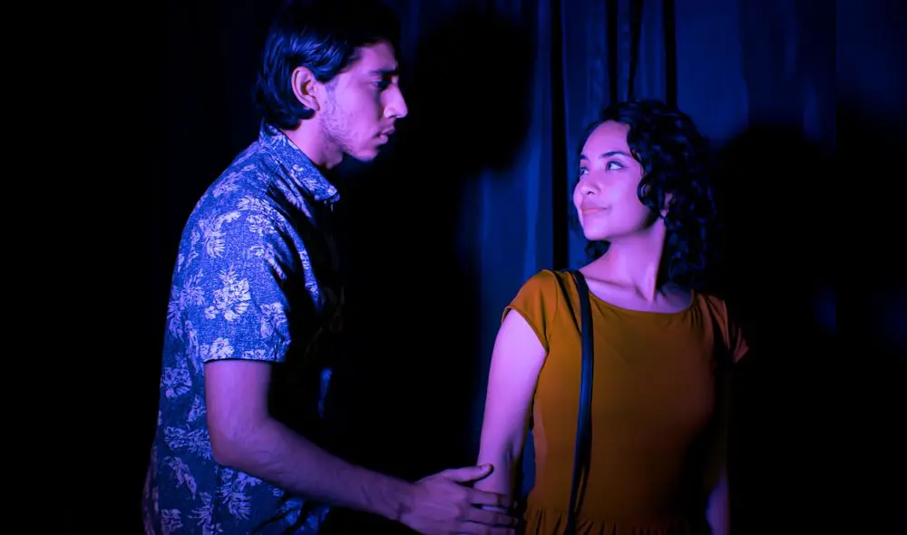 Piero Moroni Espinoza y Nazaret Ortiz en una escena teatral de la obra "Los plebeyos" que estrena Gimena Vartu. Piero Moroni Espinoza y Nazaret Ortiz en una escena teatral de la obra "Los plebeyos" que estrena Gimena Vartu.