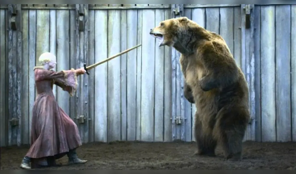 Gwendoline Christie junto a Bart the bear 2 en una escena de Game of thrones. Foto: HBO Max Gwendoline Christie junto a Bart the bear 2 en una escena de Game of thrones. Foto: HBO Max